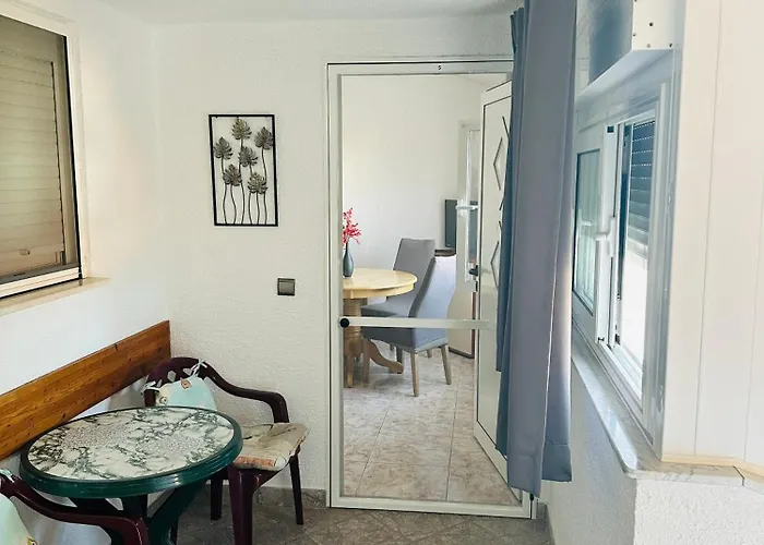 Family Near Petrcane - Quiet & Central- Unit 1 شقة