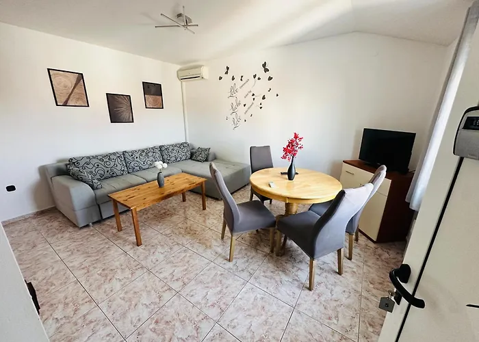 Family Near Petrcane - Quiet & Central- Unit 1 شقة