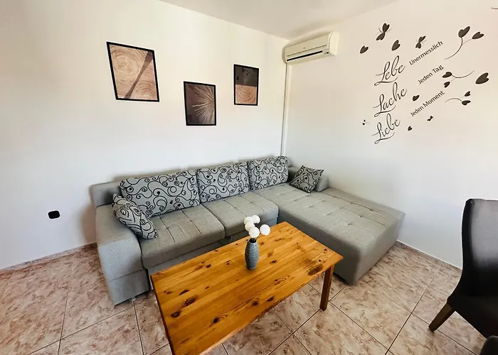 Family Near Petrcane - Quiet & Central- Unit 1 شقة