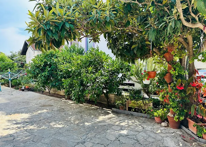 Family Near Petrcane - Quiet & Central- Unit 1 *