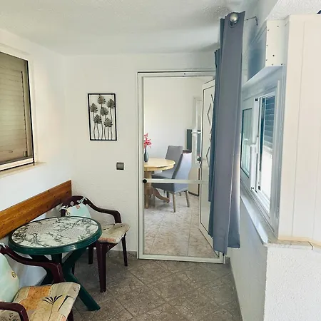 Family Near Petrcane - Quiet & Central- Unit 1 شقة