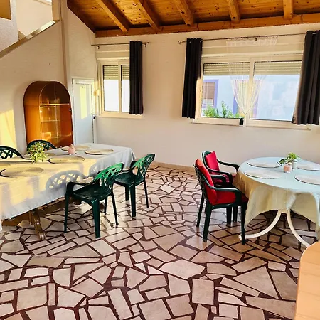 Family Near Petrcane - Quiet & Central- Unit 1 *