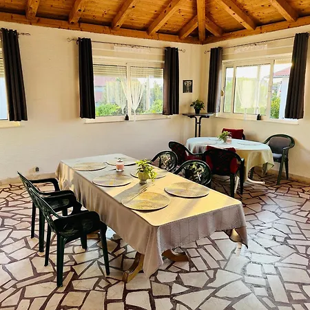 Family Near Petrcane - Quiet & Central- Unit 1 شقة