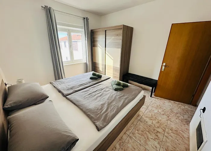 Family Near Petrcane - Quiet & Central- Unit 1 *