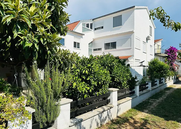 Family Near Petrcane - Quiet & Central- Unit 1 Gornje Petrcane
